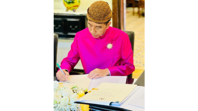Jokowi Mendampingi Kaesang Jokowi Mendampingi Kaesang