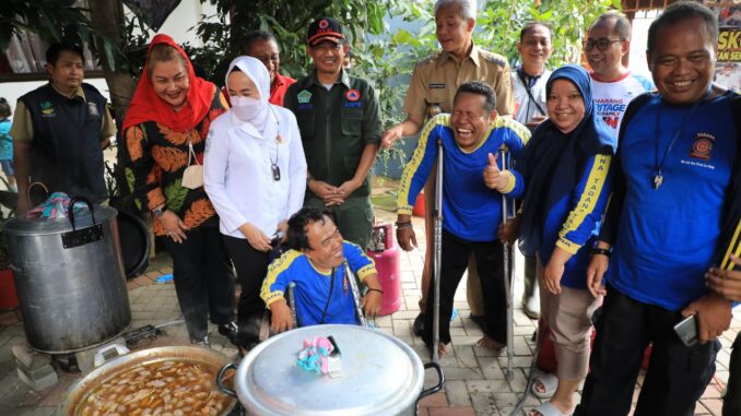 Ganjar Tinjau Dapur Umum