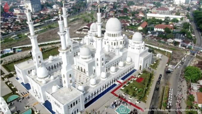 Masjid Raya Sheikh Zayed dibuka Masjid Raya Sheikh Zayed dibuka
