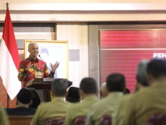 Ganjar Pranowo Melatik Anggota Komisi Informasi
