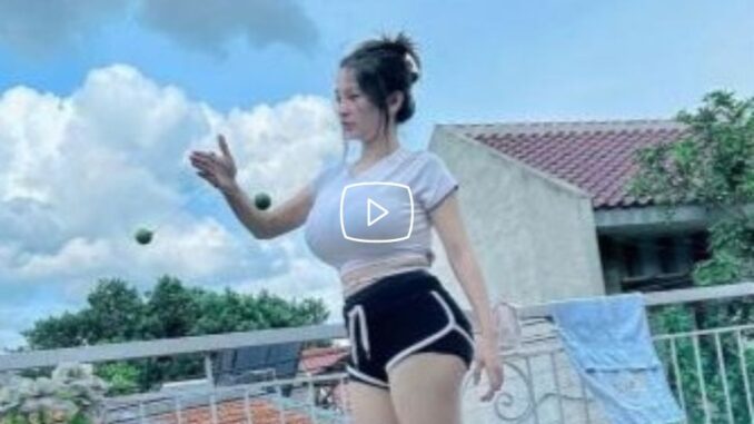 Cantik main lato-lato