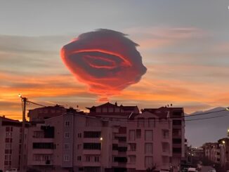 fenomena alam awan mirip ufo turki