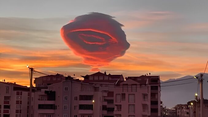 fenomena alam awan mirip ufo turki