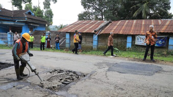 Ganjar Perbaikan Jalan Rusak Batang Kendal