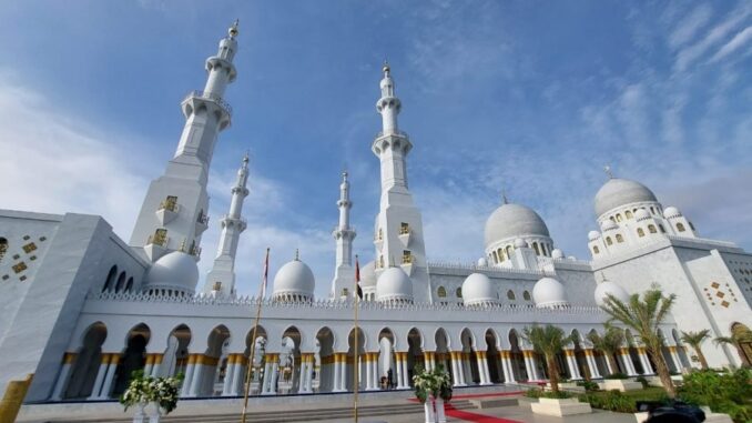 Takjil Masjid Raya Sheikh Zayed