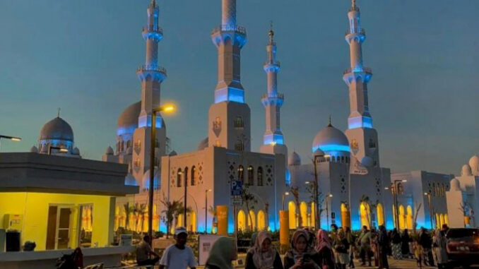Pengunjung Masjid Raya Sheikh Zayed Solo