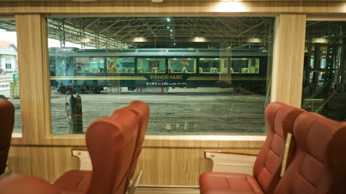 kereta panoramic Stasiun Tawang