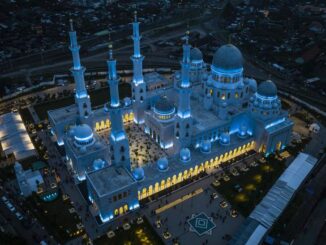 Tarawih di Masjid Raya Sheikh Zayed Solo