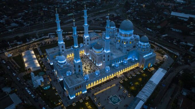 Tarawih di Masjid Raya Sheikh Zayed Solo
