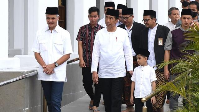 022625600_1680858768-jokowi_ganjar_solat