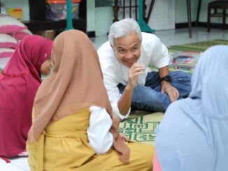 Ganjar memberi kado Laptop