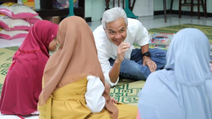 Ganjar Pranowo Ganjar memberi kado Laptop