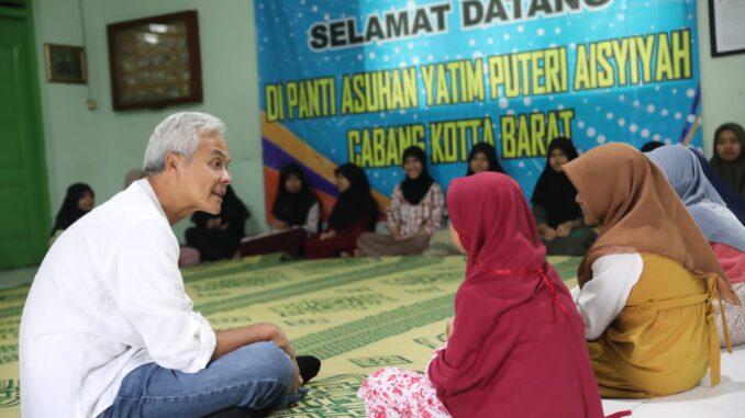 Ganjar memberi kado laptop