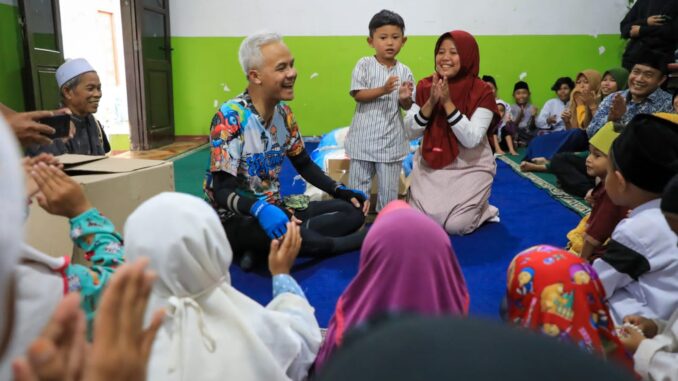 Ganjar Beri Kejutan kepada Anak Yatim Ganjar Beri Kejutan kepada Anak Yatim