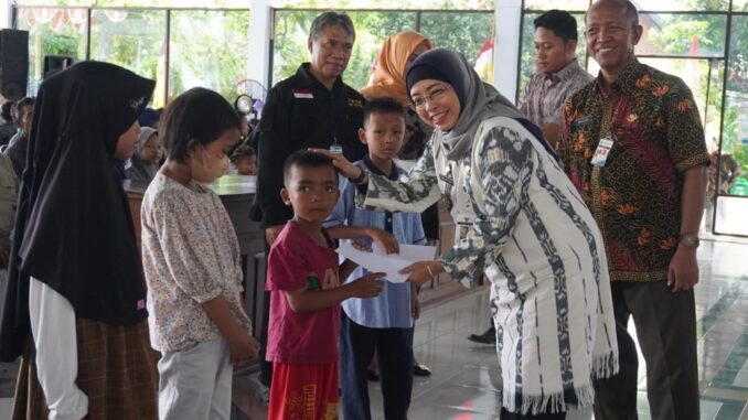 Ribuan Anak Yatim Terima Bansos