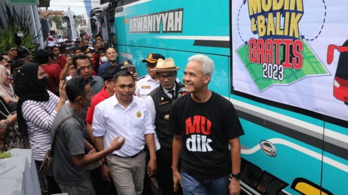 Ganjar Pranowo didampingi Ridwan Kamil melepas pemudik asal Jateng di Bandung, Senin (17/4/2023)