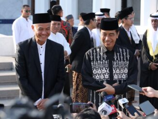 Jokowi Ganjar salat