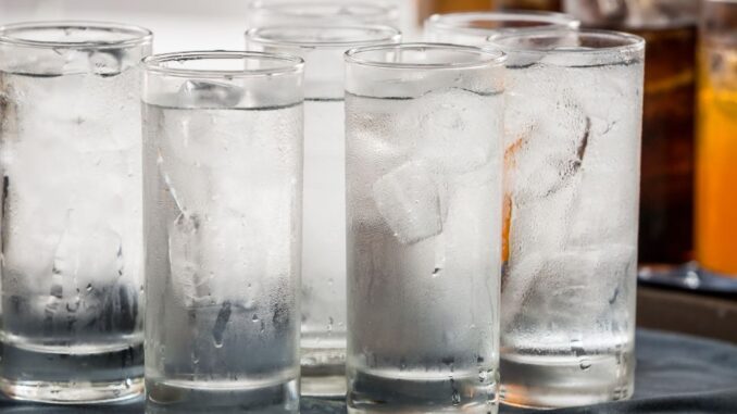 Cuaca Panas Minum Es