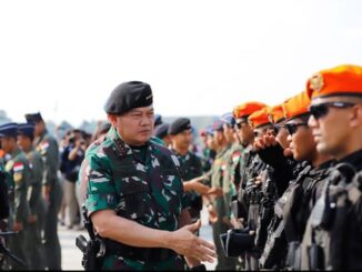 Panglima TNI Laksamana Yudo Margono saat mengecek kesiapan prajurit Satbravo-90 Kop