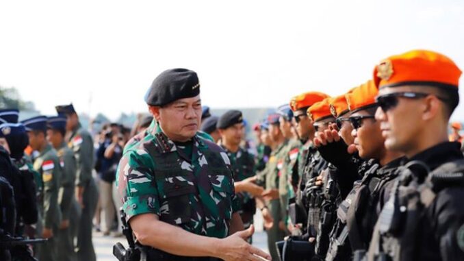 Panglima TNI Laksamana Yudo Margono saat mengecek kesiapan prajurit Satbravo-90 Kop