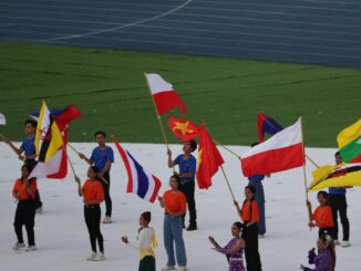 protes bendera merah putih terbalik