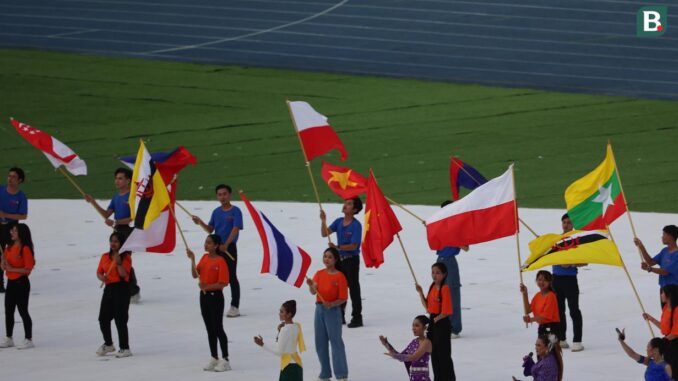 protes bendera merah putih terbalik