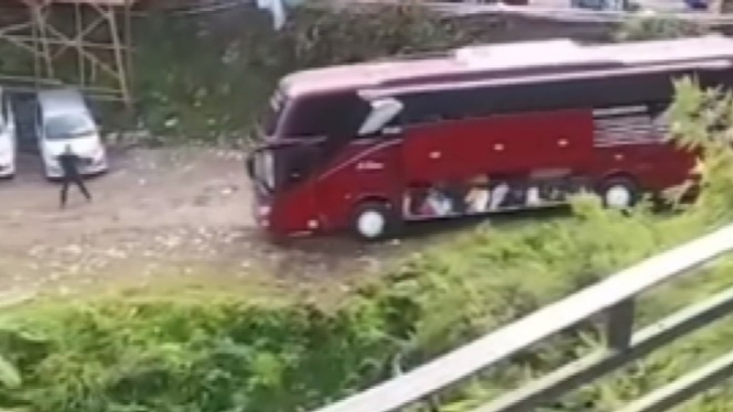 Bus Terjun Ke Sungai Guci