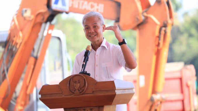 Gubernur Jawa Tengah Ganjar Pranowo mendampingi Menteri Perhubungan Budi Karya Sumadi melakukan ground-breaking pembangunan Terminal Bus Tipe A di Kabupaten Purworejo, Minggu (21/5/2023)