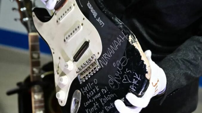 Gitar Fender Milik Kurt Cobain Gitar Fender Milik Kurt Cobain