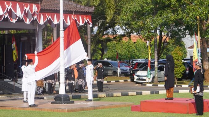 Dalam rangka Peringatan Hari Pendidikan Nasional (Hardiknas), Pemerintah Kabupaten Batang menggelar upacara bendera