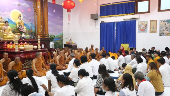 Bhiksu Thudong Semarang