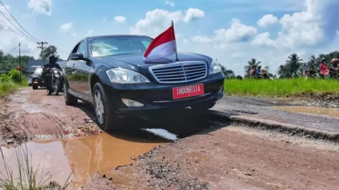 Mobil RI Media Sosial Jalan Rusak