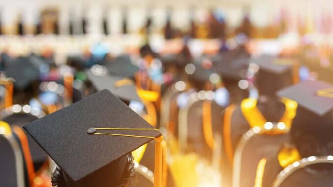 Wisuda UNS