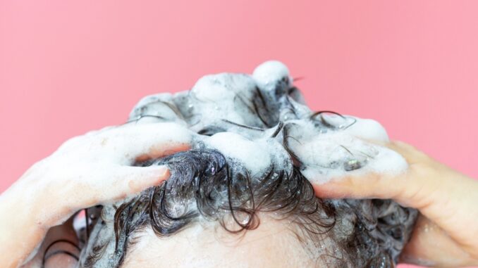 Shampo dan kondisioner penyebab rambut rontok