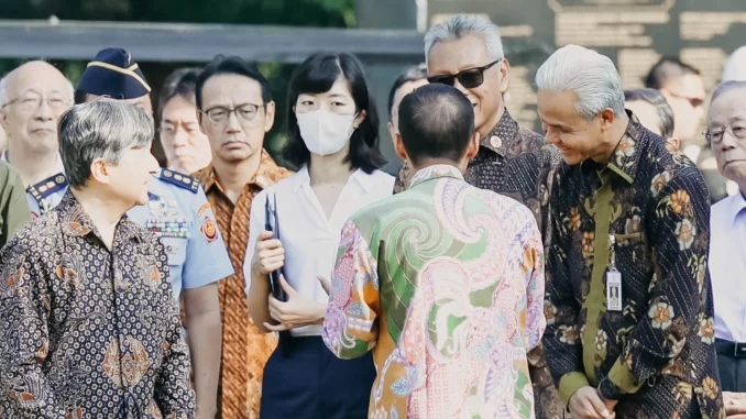 Gubernur Jawa Tengah Ganjar Pranowo menyambut kehadiran Kaisar Jepang Hironomiya Naruhito beserta rombongan di Candi Borobudur, Kabupaten Magelang, Kamis (22/6/2023). (Istimewa)
