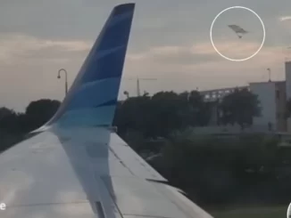 Layangan Putus Nyangkut Pesawat Garuda Indonesia