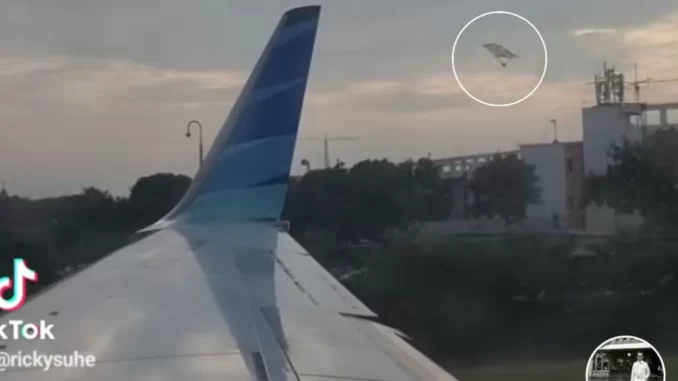 Layangan Putus Nyangkut Pesawat Garuda Indonesia