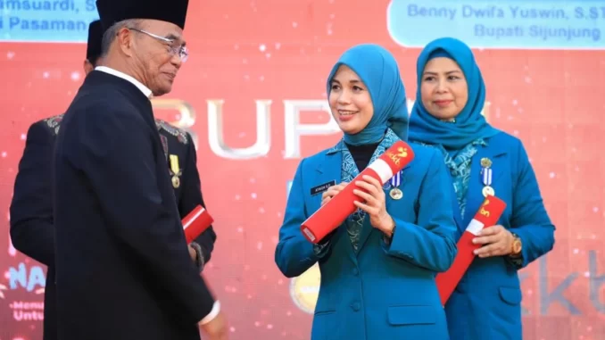 Atikoh Ganjar Pranowo Mendapat Penghargaan Atikoh Ganjar Pranowo Mendapat Penghargaan