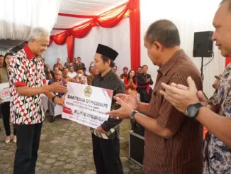 Gubernur Jawa Tengah Ganjar Pranowo memberikan bantuan sarana dan prasarana pendidikan senilai Rp150 juta kepada Yayasan Politeknik Gusdurian Banyumas