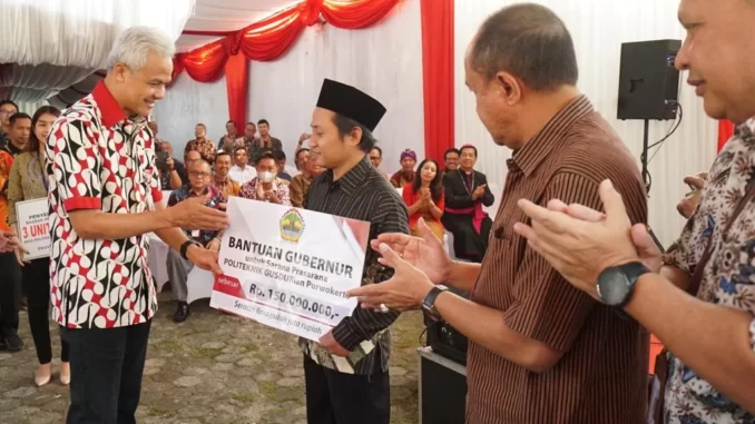 Bantuan Ganjar Ke Politeknik Gusdurian Gubernur Jawa Tengah Ganjar Pranowo memberikan bantuan sarana dan prasarana pendidikan senilai Rp150 juta kepada Yayasan Politeknik Gusdurian Banyumas