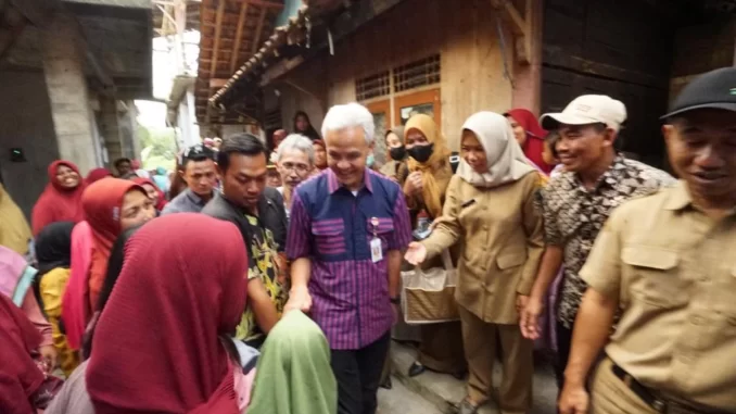 Ganjar meninjau langsung Desa Gumingsir, Kecamatan Peganten, Kabupaten Banjarnegara. Ia