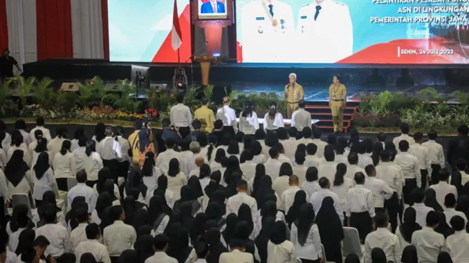 Ganjar Lantik PNS