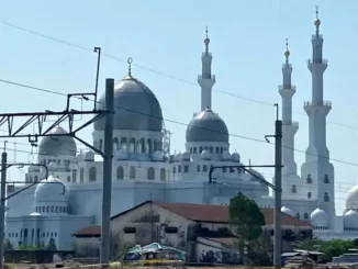 Jumlah pengunjung yang datang ke Masjid Sheikh Zayed, Solo, Jawa Tengah, meningkat pesat selama libur sekolah ini