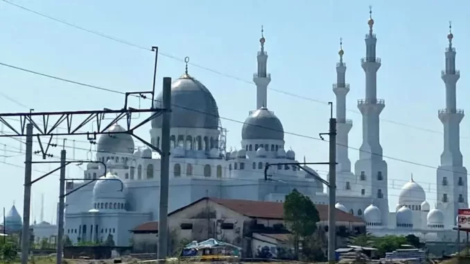 Jumlah pengunjung yang datang ke Masjid Sheikh Zayed, Solo, Jawa Tengah, meningkat pesat selama libur sekolah ini