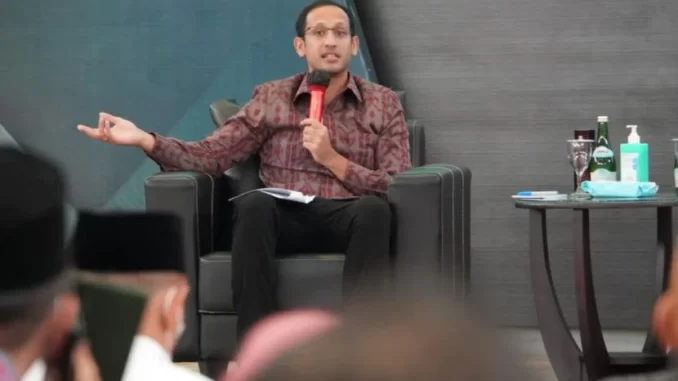 Nadiem Copot Guru Besar UNS Nadiem Copot Guru Besar UNS