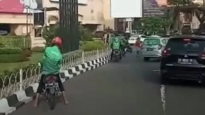 Pelanggaran Parkir Taksi dan Ojek Online
