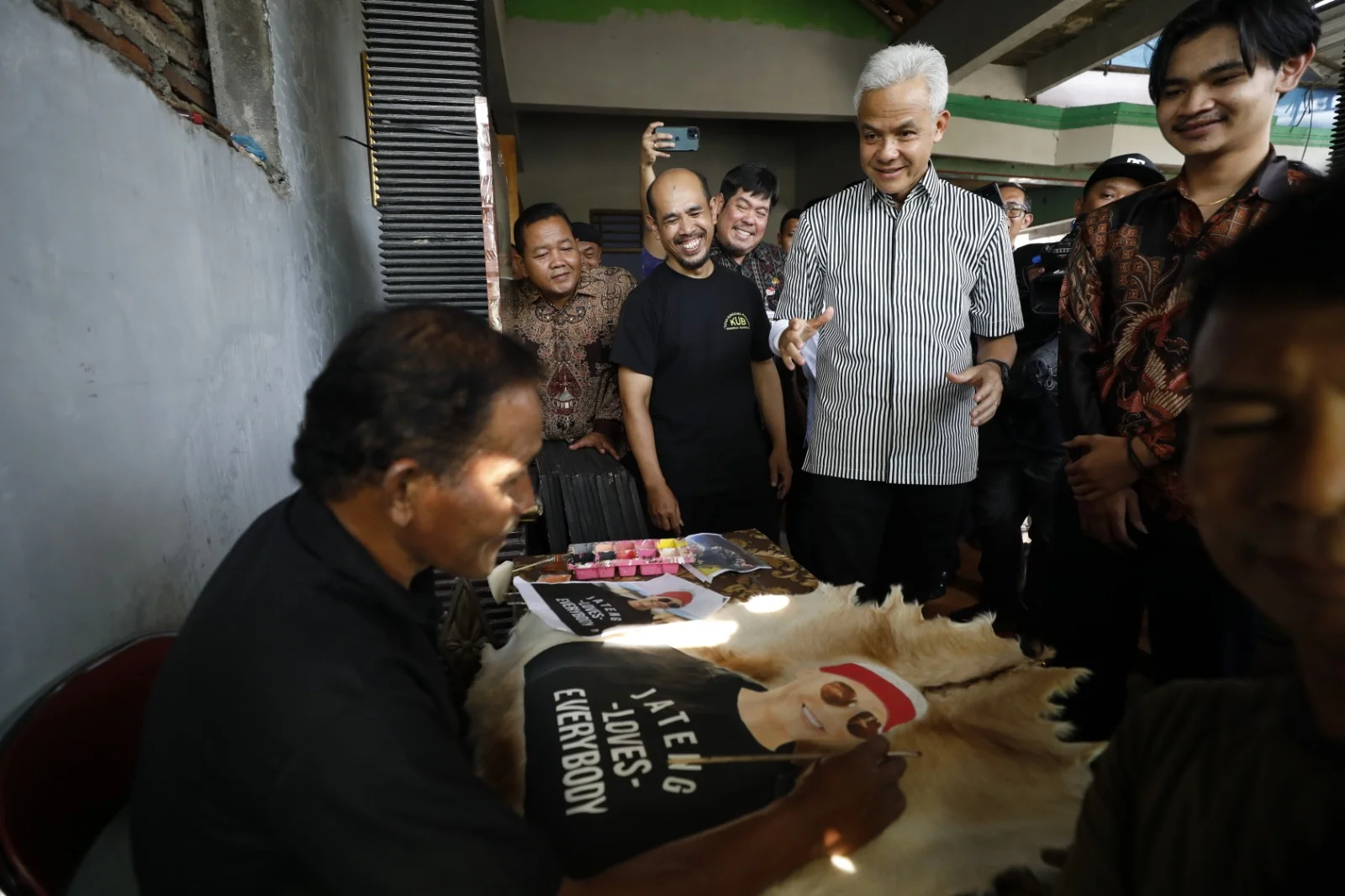 Gubernur Jawa Tengah Ganjar Pranowo mengunjungi pengrajin lukis kulit kambing Kelompok Tatah Sungging di Desa Sonorejo, Kecamatan Sukoharjo, Kabupaten Sukoharjo, Selasa (11/7/2023).