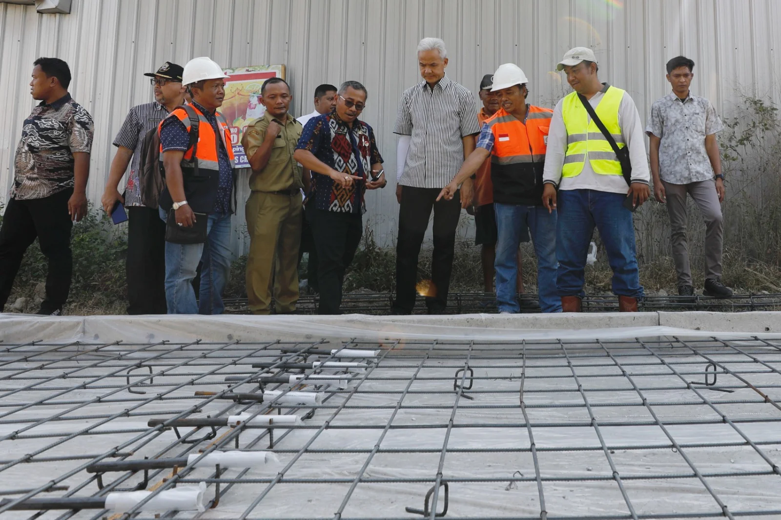 Gubernur Jawa Tengah mengecek perbaikan ruas jalan Cuplik-Telukan, di Kampung Sayemrejo Desa Sonorejo, Kecamatan Sukoharjo, Kabupaten Sukoharjo, Selasa (11/7/2023).