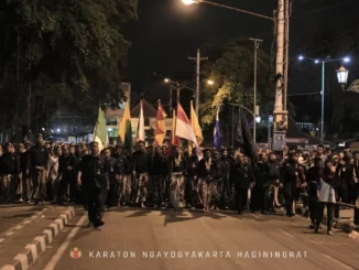 masyarakat Keraton Yogyakarta mubeng beteng
