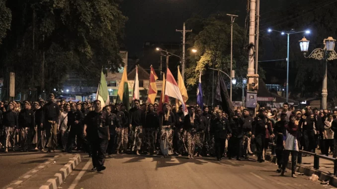 masyarakat Keraton Yogyakarta mubeng beteng